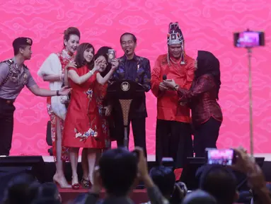 Presiden Joko Widodo atau Jokowi foto bersama saat menghadiri Perayaan Imlek Nasional 2019 di JI Expo Kemayoran, Jakarta, Kamis (7/2). Perayaan Imlek Nasional 2019 mengangkat tema 'Merajut Kebhinekaan Memperkokoh Persatuan'. (Liputan6.com/HO/Ran)