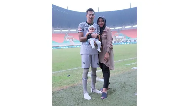 5 Potret Angga Saputro Asuh Anak, Kiper Anyar Persebaya Surabaya