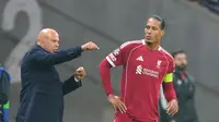 Pelatih Liverpool, Arne Slot, memberikan arahan kepada Virgil Van Dijk saat melawan Eintracht Frankfurt dalam laga matchday ketiga Liga Champions 2025/2026, Kamis (23/10/2025) dini hari WIB. (AP Photo/Michael Probst)