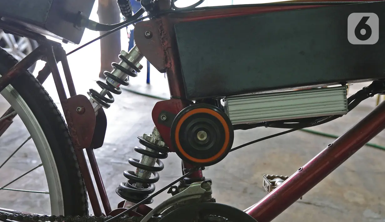 Sepeda listrik buatan Mujahid (60) terlihat di kawasan Pondok Gede, Bekasi, Jawa Barat, (15/9/2020). Sepeda listrik sigma berkapasitas 1.000 watt tersebut mampu menempuh jarak 60 Km dengan harga perakitan sebesar Rp 10 Juta. (Liputan6.com/Herman Zakharia)