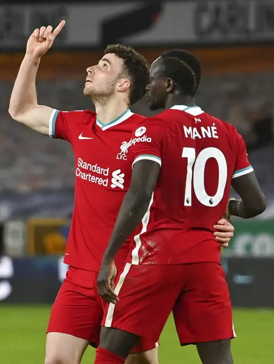 Pemain Liverpool Diogo Jota (kiri) mendapat ucapan selamat dari rekan setimnya Sadio Mane usai mencetak gol ke gawang Wolverhampton Wanderers pada pertandingan Liga Inggris di Stadion Molineux, Wolverhampton, Inggris, Senin (15/3/2021). Liverpool menang 1-0. (AP Photo/Paul Ellis,Pool)
