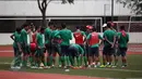 Pemain timnas Indonesia U-23 melakukan evaluasi usai berlatih di lapangan ITE College Center, Singapura, Minggu (31/5/2015). Garuda Muda akan melakoni laga perdana di Sea Games 2015 melawan Myanmar, 2 Juni mendatang. (Liputan6.com/Helmi Fithriansyah)