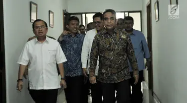 Sekjen Gerindra Ahmad Muzani, Sekjen PKS Mustafa Kamal, Sekjen Partai Berkarya Priyo Budi Santoso dan anggota Tim Pemenangan Prabowo-Sandi  usai melakukan pertemuan tertutup dengan komisioner KPU, Jakarta, Rabu (17/10). (Merdeka.com/Iqbal S Nugroho)