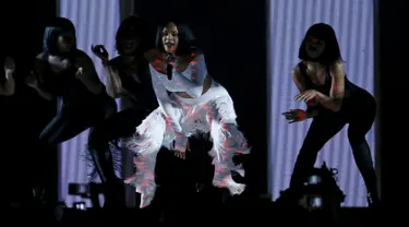 Penyanyi Rihanna tampil bersama para penari di atas panggung BRIT Awards di O2 arena, London, Inggris, Rabu (24/2/2016). (REUTERS/Stefan Wermuth)