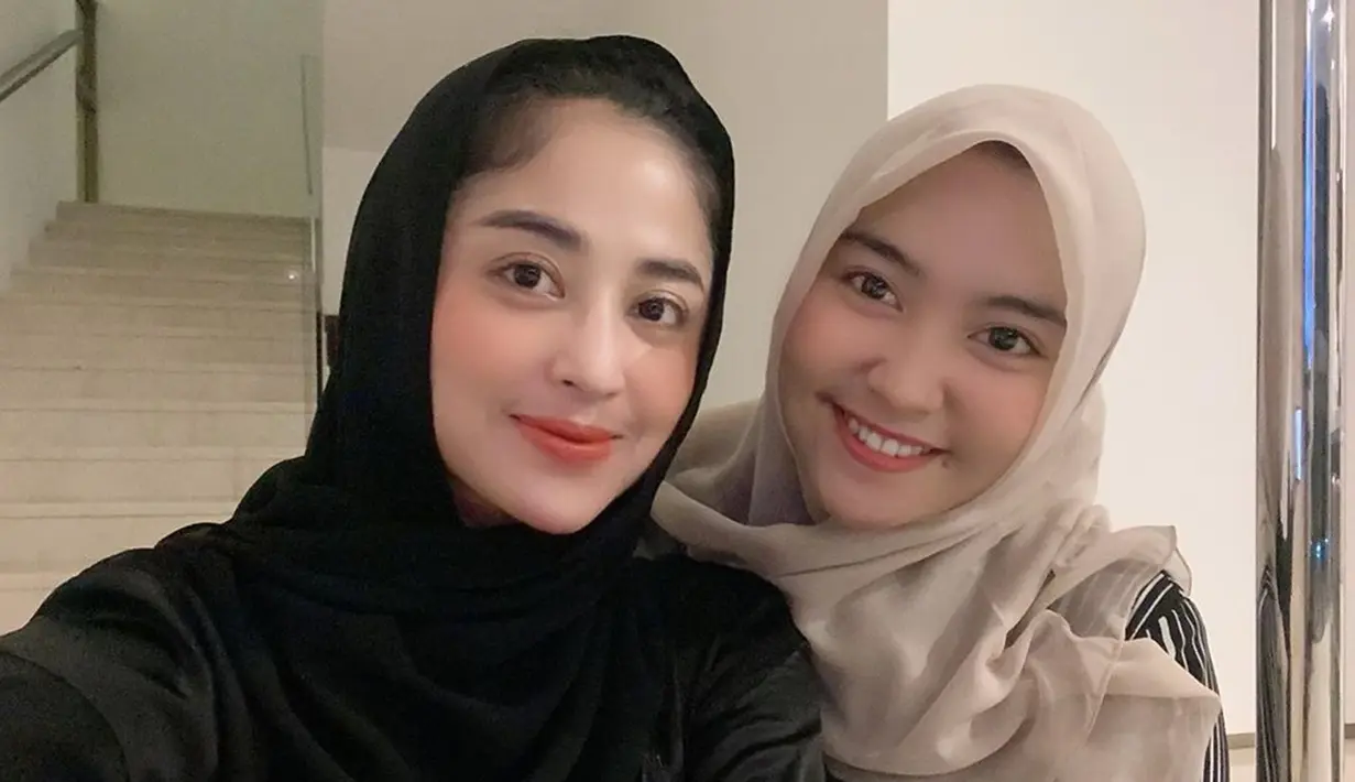 Kedua pedangdut beda generasi ini tak hanya melakukan pemotretan bersama. Akan tetapi, Dewi juga sering memberikan sebuah pelajaran mengenai dunia musik dangdut kepada sang keponakan. (Liputan6.com/IG/@dewiperssikreal)
