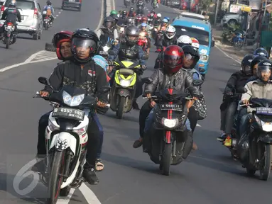 Arus kendaraan yang melintas di kawasan Simpang Jomin, Karawang, Jumat (1/7). Memasuki H-5 Lebaran, suasana arus mudik sudah mulai terasa di kawasan itu, meskipun masih relatif sedikit. (Liputan6.com/Immaniel Antonius)