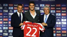 Bek Mario Hermoso (tengah) foto bersama dengan presiden Atletico Madrid Enrique Cerezo (kanan) dan direktur olahraga Andrea Berta selama pengenal dirinya di Wanda Metropolitano di Madrid (18/7/2019). Atletico Madrid resmi menggaet Hermoso dari Espanyol. (AFP Photo/Gabriel Bouys)