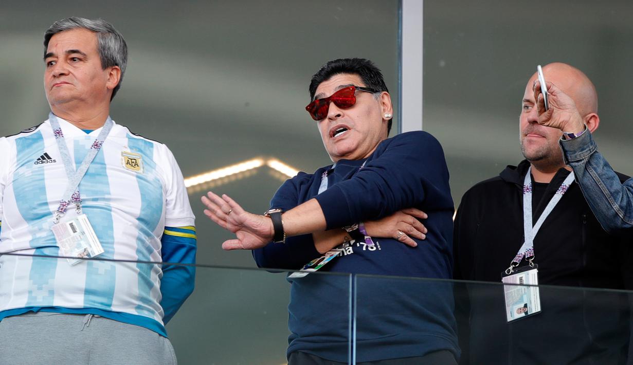 Ekspresi mantan bintang sepak bola, Diego Maradona (tengah) saat menyaksikan laga antara Argentina dan Islandia dalam penyisihan Grup D Piala Dunia 2018 di Stadion Spartak, Moskow, Rusia, Sabtu (16/6). (AP Photo/Ricardo Mazalan)