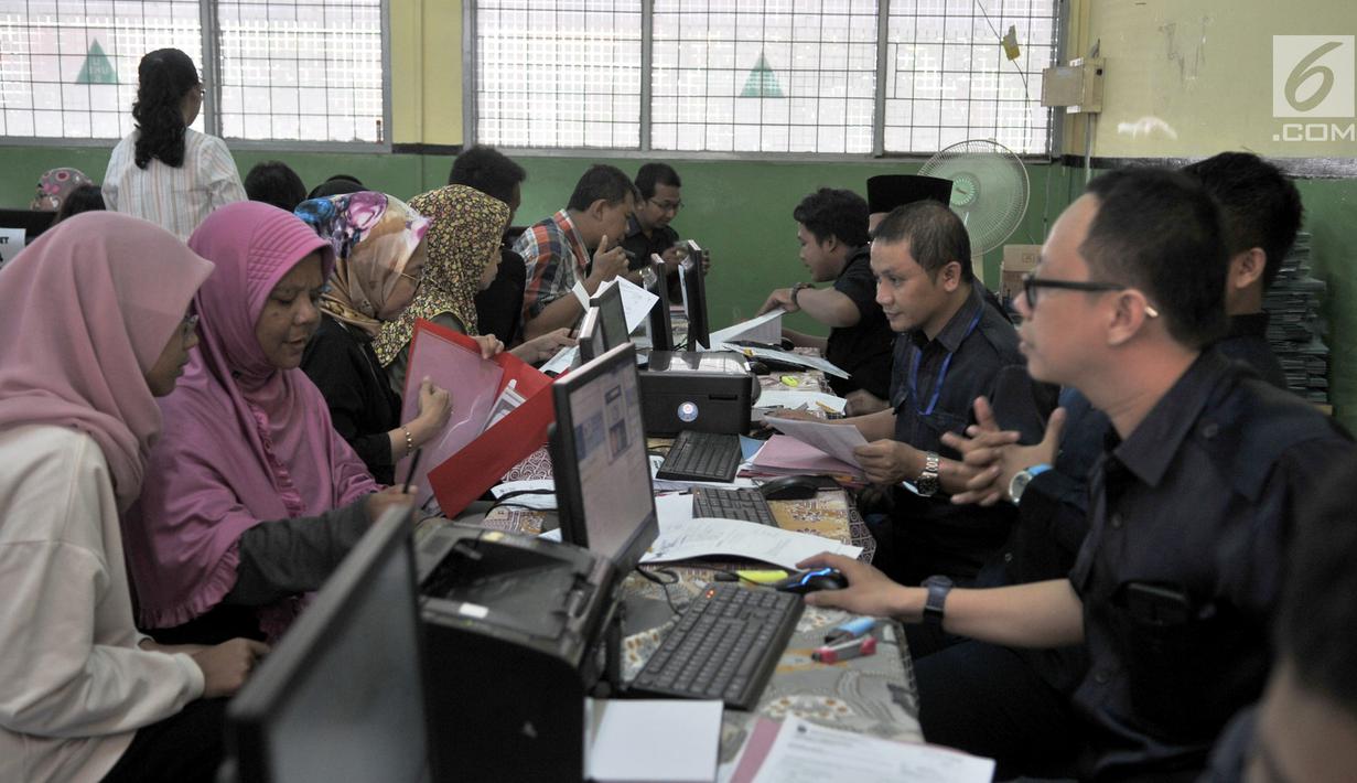 Petugas melayani pendaftaran Penerimaan Peserta Didik Baru (PPDB) Jalur Zonasi di SMA Negeri 21, Jakarta, Senin (24/6/2019). Pendaftaran PPDB DKI Jakarta Jalur Zonasi SMP-SMA dibuka pada 24-26 Juni 2019 mulai pukul 08.00-16.00 WIB. (merdeka.com/Iqbal Nugroho)
