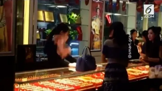 Beredar rekaman video seorang wanita marah-marah kepada penjaga toko perhiasan dan melempar sejumlah uang ke wajah karyawan toko.