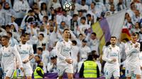 Striker Real Madrid Cristiano Ronaldo (tengah) melempar bola ke udara setelah membobol gawang Girona saat pertandingan La Liga Spanyol di stadion Santiago Bernabeu di Madrid (18/3). Real Madrid menang 6-3 atas Girona. (AP Photo / Paul White)