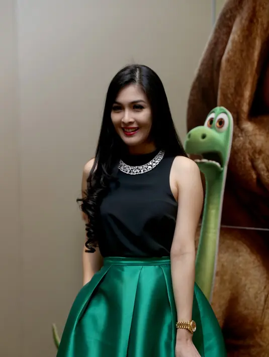 “Setiap orang punya kemampuan untuk bertahan atas apapun. Orang-orang yang kelihatan baik, nyatanya jahat. Intinya jangan lihat seseorang dari penampilannya aja," tutur Sandra Dewi di Kota Kasablanka, Jakarta, (26/11/2015). (Andy Masela/Bintang.com)