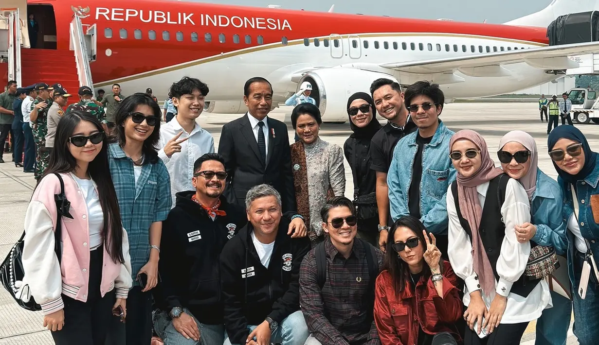 Mengawali perjalanan dari Jakarta, rombongan Presiden Joko Widodo yang ditemani para selebriti ini menaiki pesawat kepresidenan menuju IKN. Terlihat cukup banyak selebriti yang ikut dalam acara tersebut mulai dari artis, YouTuber dan konten kreator yang cukup populer di kalangan anak muda. (Liputan.com/IG/gadiiing)