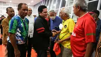 Ketua Umum PSSI, Erick Thohir Berikan Bantuan untuk para legenda Timnas Indonesia dan mantan wasit Indonesia saat acara menyambut Hari Ulang Tahun PSSI ke-93 di Selasar VIP Barat Stadion Utama Gelora Bung Karno (SUGBK), Senayan, Jakarta, Jumat (14/04/2023). (Bola.com/Bagaskara Lazuardi)