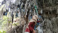 Sampah plastik tersangkut di akar pohon Kali Bulusari Pasuruan. (Dian Kurniawan/Liputan6.com)