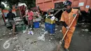 Pekerja memindahkan sampah ke truk pengangkut di Transit Pembuangan Sampah, Lenteng Agung, Jakarta, Senin (11/7). Pasca libur Lebaran, volume sampah di Kecamatan Jagakarsa  mencapai 200 ton. (Liputan6.com/Yoppy Renato)