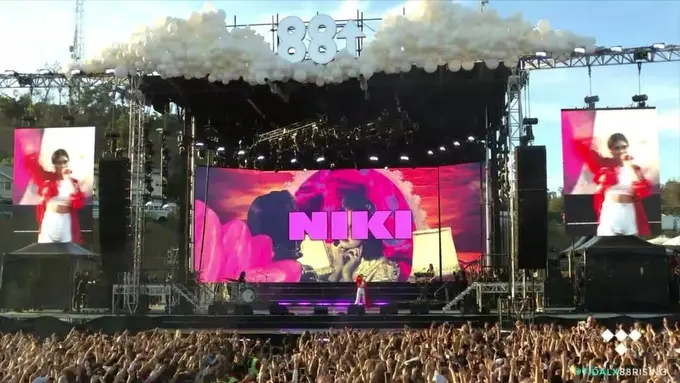 Keseruan Niki Zefanya di Head in the Clouds Festival (sumber: twitter/@nnsshfr)