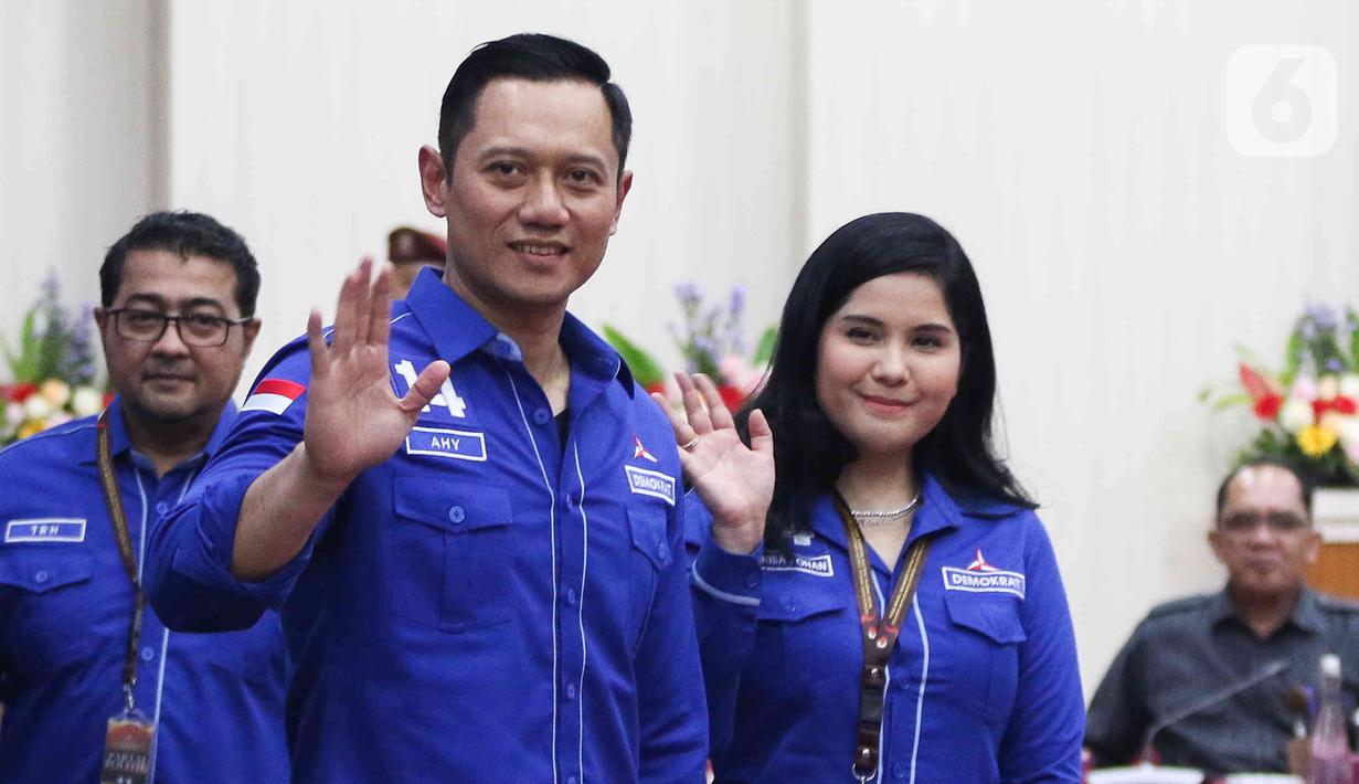 AHY tiba di KPU sekitar pukul 14.22 WIB dengan bus biru untuk mendaftarkan kadernya sebagai bacaleg DPR RI.  (Liputan6.com/Herman Zakharia)