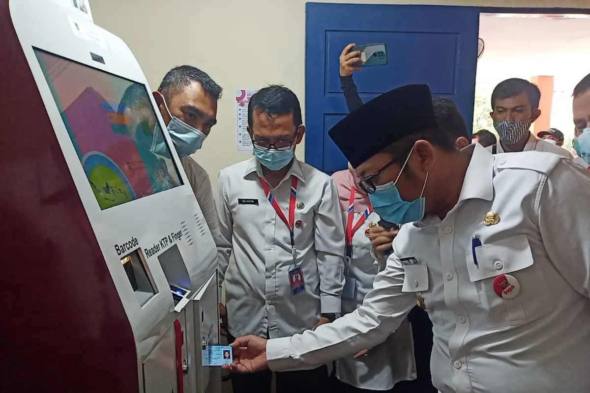 Wakil Wali Kota meluncurkan mesin ADm untuk mempermudah masyarakat mengurus dokumen kependudukan. (Liputan6.com/ Dok Pemko Padang)
