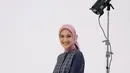 Tampil saat lebaran sedikit gelap juga bisa, seperti Cut Syifa mengenakan tunik bermotif warna hitam dipadukan rok panjang abu-abu. Agar tidak monoton bisa kenakan kerudung pink.[@cutsyifaa]