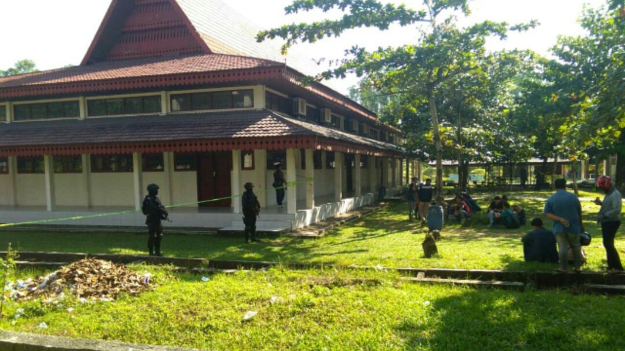 Polisi tangkap 3 terduga teroris di univeritas Riau (Liputan6/ M Syukur)