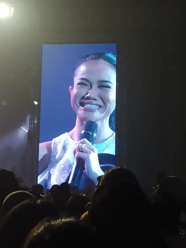 Yura Yunita mengenang sosok Glenn Fredly yang menjadi salah satu sosok berarti dalam hidupnya. (Foto: Lanny Kusuma/Fimela)