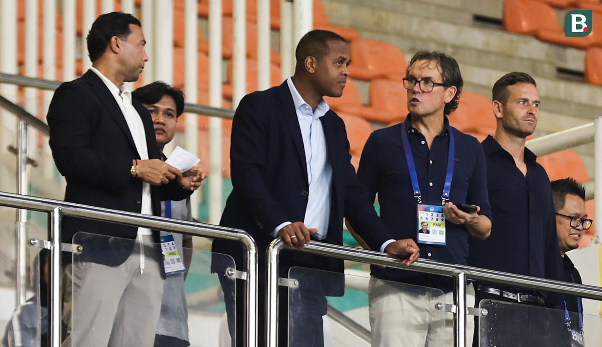 Patrick Kluivert bersama empat asistennya yang meliputi Alex Pastoor, Gerald Vanenburg, Denny Landzaat, dan Sjoerd Woudenberg hadir ketika Dewa United menjamu Persija di Stadion Pakansari, Kabupaten Bogor, pada Sabtu (8/2/2025) malam WIB. (Bola.com/Abdul  Aziz)