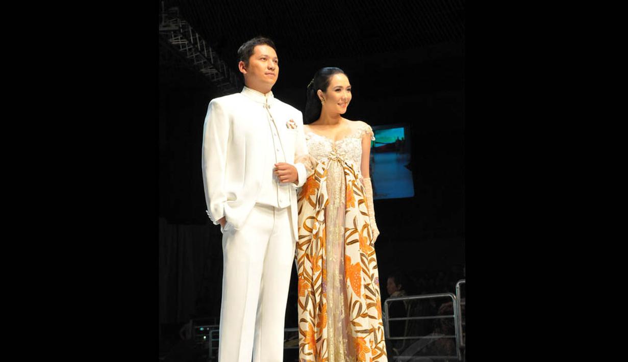 Gading Marten sempat memberi kejutan Gisele dengan mencium perutnya yang sedang hamil, Jakarta, (3/9/14). (Liputan6.com/Panji Diksana)