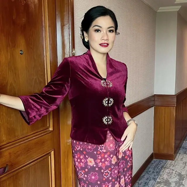 Pesona Srikandi dari Masa Kini dari Raline Shah dan Titi Kamal dengan Busana Etnik Saat Jadi Pembicara
