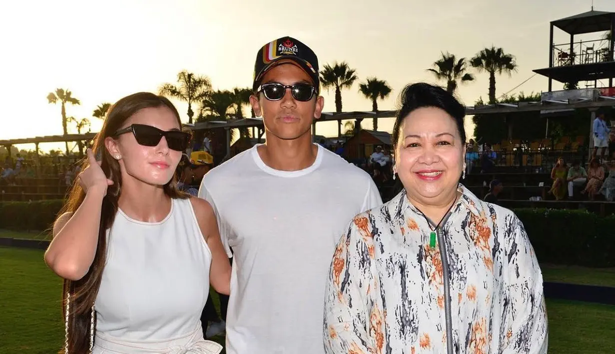 Saat tampil kasual, Anisha Rosnah juga melengkapi penampilannya dengan tas Chanel Trendy Wallet On Chain White Lambskin LGHW seharga Rp75 jutaan. [@anis.haikk]