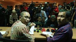 Direktur Hukum PSSI, Aristo Pangaribuan (kiri) dan Tim Pembela PSSI Togar Manahan Nero (kanan) memberikan pernyataan pers terkait putusan MA yang menolak kasasi Kemenpora di kantor PSSI, Senayan, Jakarta, Selasa (8/3/2016). )Bola.com/Nicklas Hanoatubun)
