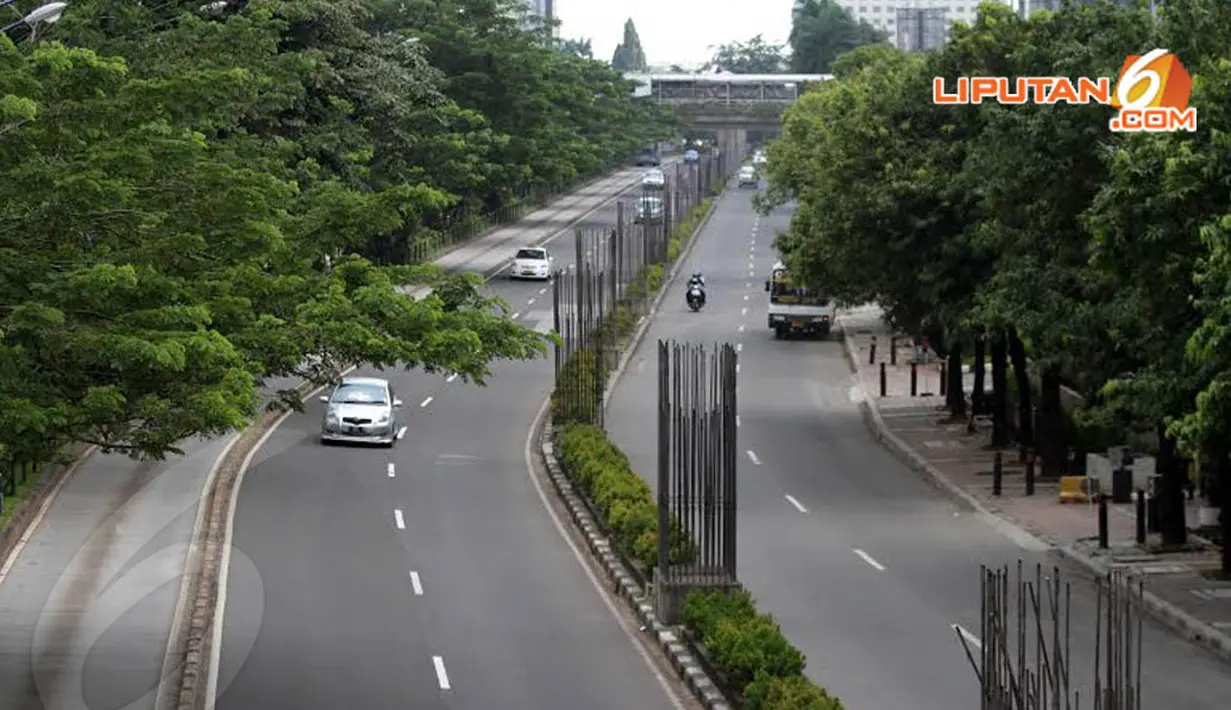  Trotoar di sepanjang Kuningan yang biasanya diwarnai aktivitas orang menunggu bus kota maupun berdagang juga tampak sepi (Liputan6.com/Johan Tallo)