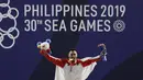 Lifter Eko Yuli melakukan selebrasi saat mendapatkan medali emas SEA Games 2019 cabang angkat besi nomor 61 kg di Stadion Rizal Memorial, Manila, Minggu (1/12). Dirinya meraih emas dengan total angkatan 309 kg. (Bola.com/M Iqbal Ichsan)