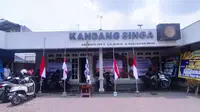 Bendera Setengah Tiang Dikibarkan di Kantor Arema Pasca-Tragedi Kanjuruhan