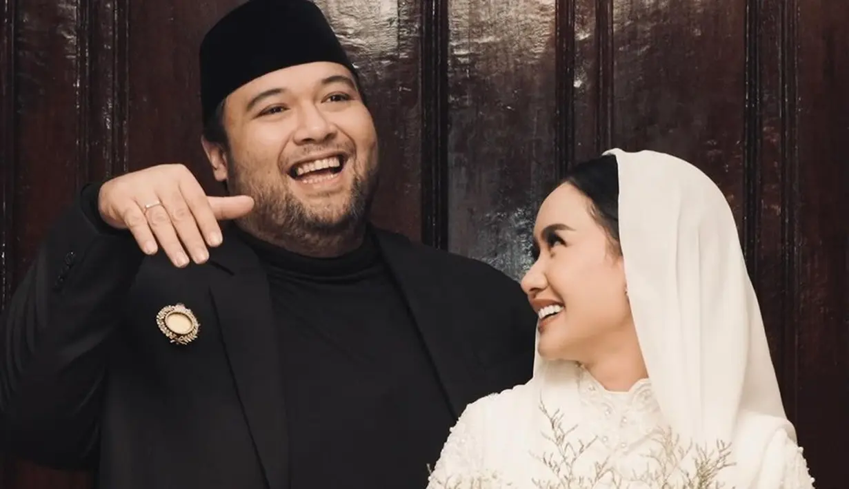 Dalam unggahan terbaru di Instagram, Cita Rahayu membagikan potret kebersamaannya bareng Didi. Wanita 29 tahun itu tampak mengenakan busana putih membawa bunga, sedangkan Didi memakai baju serba hitam dengan peci. Diketahui, foto tersebut merupakan potret keduanya di momen akad nikah dua tahun yang lalu. (Liputan6.com/IG/@cita_rahayu)