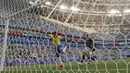 Proses terjadinya gol yang dicetak striker Brasil, Roberto Firmino, ke gawang Meksiko pada babak 16 besar Piala Dunia di Samara Arena, Samara, Senin (2/6/2018). Brasil menang 2-0 atas Meksiko. (AP/Frank Augstein)