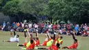 Sejumlah pemain Persija Jakarta melakukan peregangan saat berlatih di Markas Yon Zikon 13, Jakarta (2/1/2015). (Liputan6.com/Miftahul Hayat) 