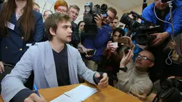 Blogger Rusia, Ruslan Sokolovsky, memberikan keterangan pers di Pengadilan Kota Yekaterinburg, Kamis (11/5). Blogger 22 tahun itu merekam aktivitasnya bermain Pokemon Go pada Agustus 2016 dan dipenjara tak lama setelah itu. (Konstantin Melnitskiy/AFP)
