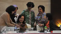 Ketua Panitia Seleksi Calon Pimpinan Komisi Pemberantasan Korupsi (Pansel KPK) Destry Damayanti dengan anggota pansel lainnya seusai mewawancarai calon pimpinan KPK di Gedung Sekretariat Negara, Jakarta, Senin (24/8/2015). (Liputan6.com/Herman Zakharia) 