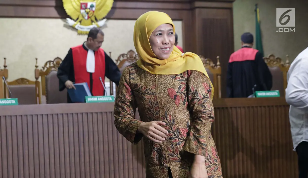 Gubernur Jawa Timur Khofifah Indar Parawansa saat jeda menjadi saksi pada sidang lanjutan suap seleksi pengisian jabatan di Kementerian Agama dengan terdakwa Haris Hasanuddin dan M Muafad Wirahadi, Pengadilan Tipikor, Jakarta, Rabu (3/7/2019). (Liputan6.com/Helmi Fithriansyah)