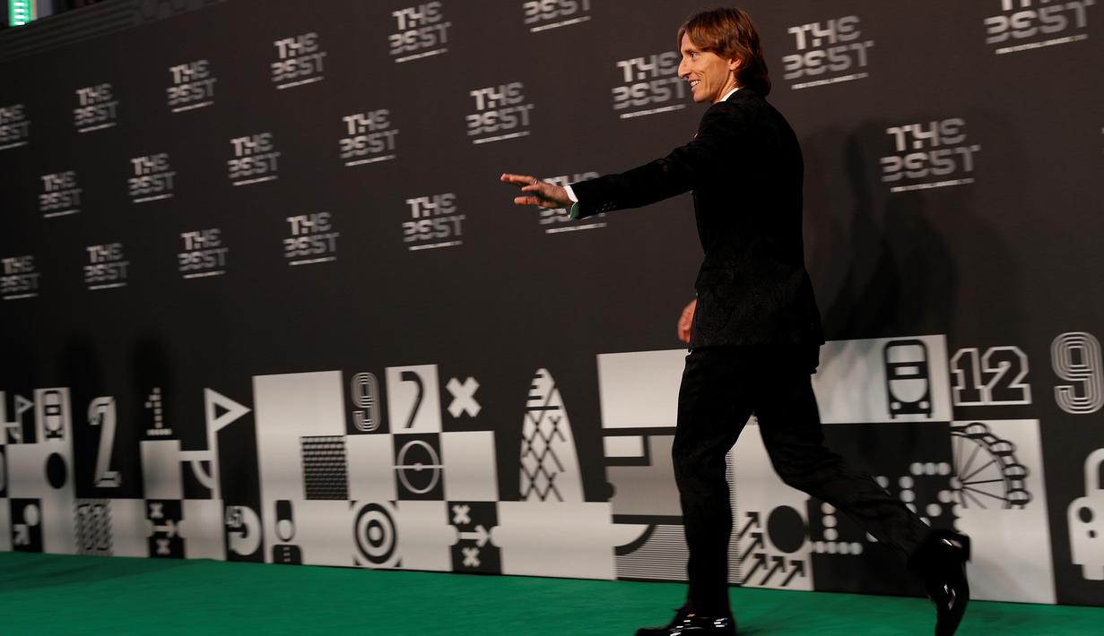 Pemain Real Madrid asal Kroasia, Luka Modric, menghadiri penganugerahan Pemain Terbaik FIFA 2018 di London, Senin (24/9/2018). Dirinya mampu mematahkan dominasi Cristiano Ronaldo dan Lionel Messi. (AFP/Adrian Dennis)