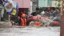 Petugas melakukan proses evakuasi warga terdampak banjir yang melanda di kawasan Tanjung Sanyang, Cawang, Jakarta Timur, Senin (3/3/2025). (Liputan6.com/Herman Zakharia)