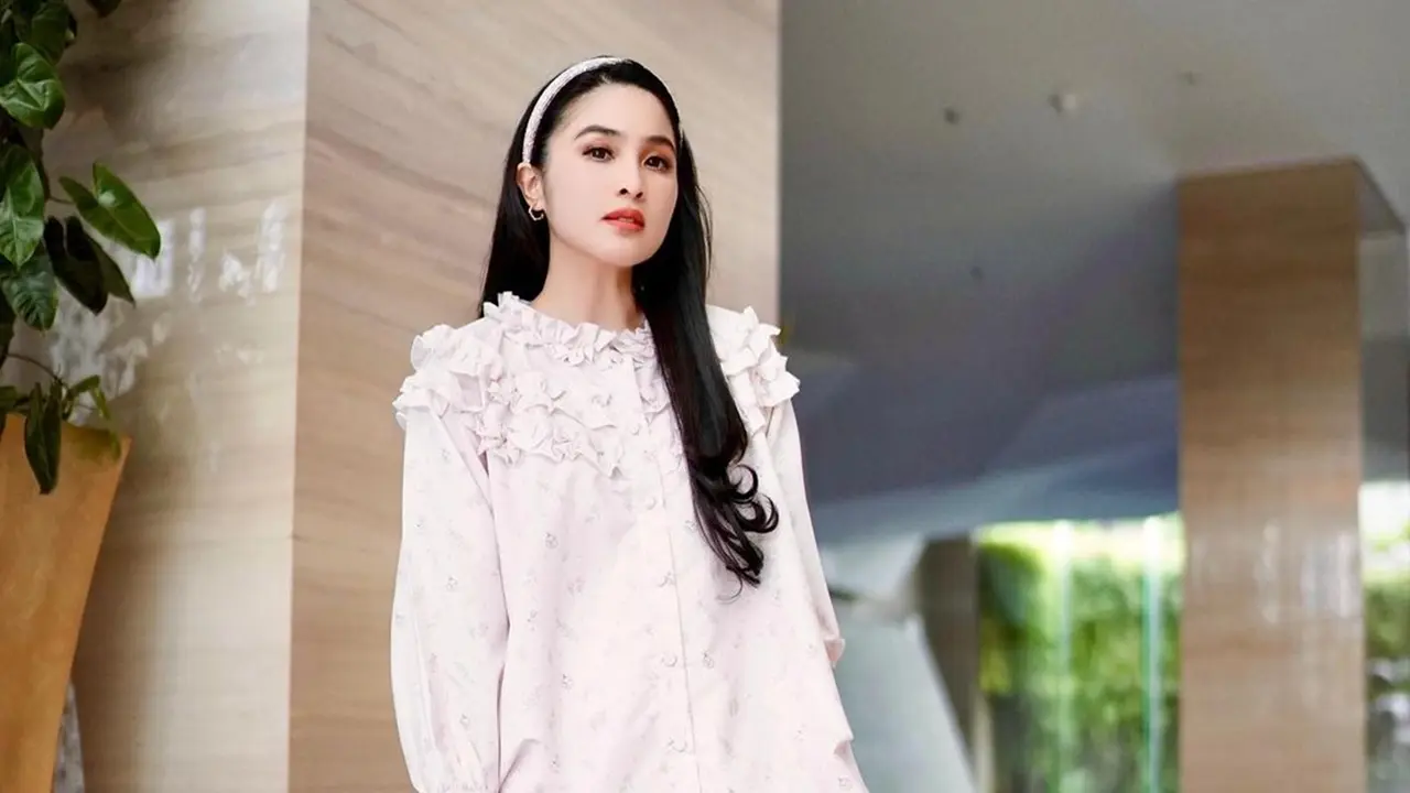 FOTO: Cantik Bak ABG, Ini Gaya Sandra Dewi saat Pakai Bando