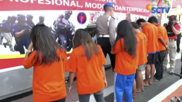 Polresta Depok kembali menangkap pelaku penjarahan toko baju. Sementara tiga perempuan anggota geng ditetapkan sebagai tersangka.