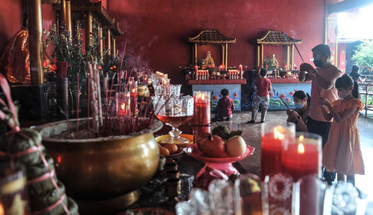 Warga keturunan Tionghoa saat sembahyang Tahun Baru Imlek 2574 di Wihara Buddha Dharma & Pho Sat, Tajur Halang, Bogor, Minggu (22/1/2023). Wihara Buddha Dharma & Pho Sat atau yang juga dikenal dengan Wihara Buddha Tidur menjadi salah satu tempat ibadah warga Tionghoa dalam merayakan Tahun Baru Imlek sebagai ungkapan rasa syukur atas rejeki dan keselamatan dari tuhan serta untuk pengharapan kehidupan lebih baik di tahun Kelinci Air. (merdeka.com/Iqbal S Nugroho)