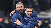 Asisten pelatih Inter Milan Aleksandr Kolarov (kiri) bersama Lautaro Martinez. (Isabella BONOTTO / AFP)