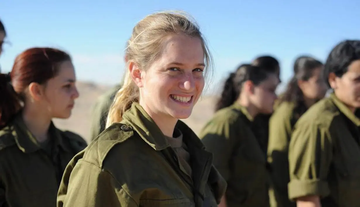 Gadis-gadis yang ikut menjadi pasukan IDF ini pun usianya tergolong cukup muda, yaitu berkisar 17-19 tahun (Istimewa:flickr.com/Israel Defence Forces)