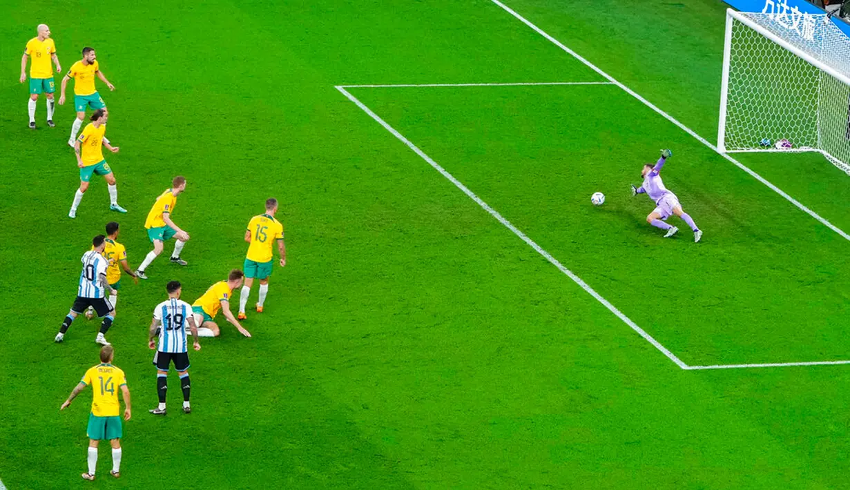 Kiper Australia Mathew Ryan (kanan) gagal memblok bola tendangan pemain Argentina Lionel Messi (10) pada pertandingan sepak bola babak 16 besar Piala Dunia 2022 di Stadion Ahmad Bin Ali, Doha, Qatar, 3 Desember 2022. Argentina berhasil melaju ke babak perempat final Piala Dunia 2022 usai menyingkirkan Australia dengan skor 2-1. (AP Photo/Manu Fernandez)