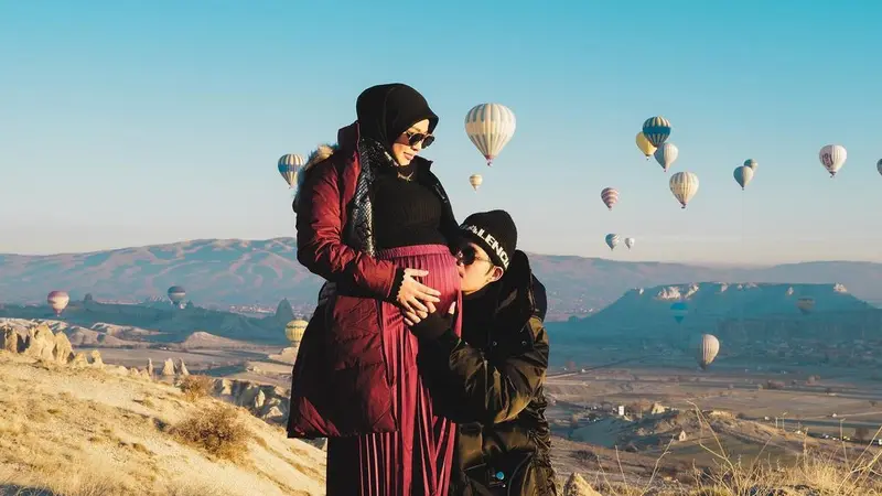 Detail Outfit Aurel Hermansyah Babymoon di Cappadocia bersama Suami dan Keluarga