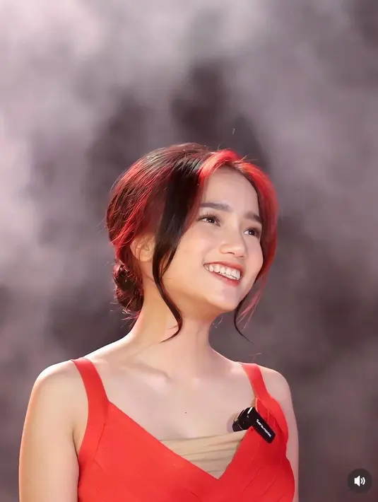 <p>Atau siapa berani mewarnai rambutnya dengan warna merah seperti Fuji di sini? Dalam tatanan party hair look, Fuji memperlihatkan rambut merahnya yang pas dengan tone kulitnya yang cerah. Foto: Instagram.</p>